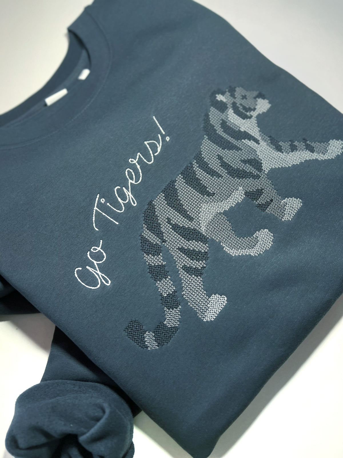 2xl Crewneck Cross Stitch Mascot Go Tigers